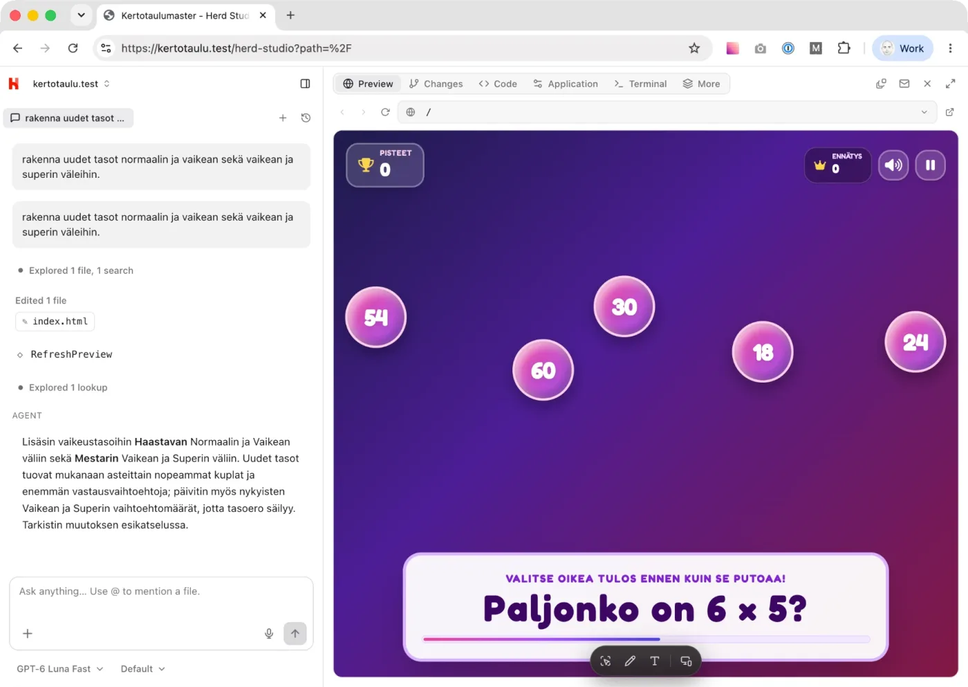 Herd Studio: vasemmalla chat, jossa agentti kertoo lisänneensä kertotaulupeliin kaksi uutta vaikeustasoa, oikealla pelin esikatselu. Violetilla taustalla putoavia numerokuplia ja kysymys Paljonko on 6 × 5?